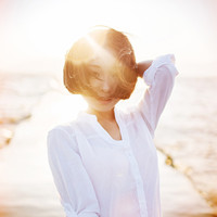 唯美阳光下女生头像:你的沉默我不懂_WWW.TQQA.COM