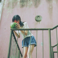 女生吃西瓜头像:吃西瓜的意境唯美女生头像:20_WWW.TQQA.COM