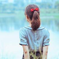 海边背影唯美女生QQ头像:海天连一线_WWW.TQQA.COM