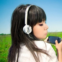 让想念的歌不在唱:带着耳机听着歌的唯美头像_WWW.TQQA.COM