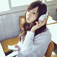 让想念的歌不在唱:带着耳机听着歌的唯美头像_WWW.TQQA.COM