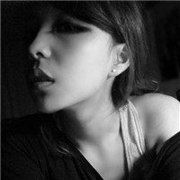 妩媚灰色美女头像:漂亮姑娘:光芒万丈_WWW.TQQA.COM