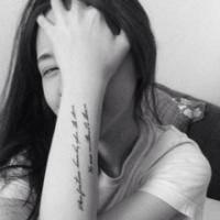 灰色头像女生伤感不带字:依然爱你_WWW.TQQA.COM