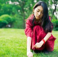 绿色意境唯美女生头像:我们有太多的幸福要报道_WWW.TQQA.COM