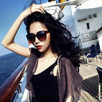 蹲着的欧美头像女生:时光被撕成碎片_WWW.TQQA.COM
