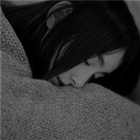 QQ灰色女生头像:带上耳机躲在寂寞黑夜里。_WWW.TQQA.COM