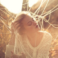 唯美阳光女生头像侧面:和你的记忆在慢慢褪色_WWW.TQQA.COM