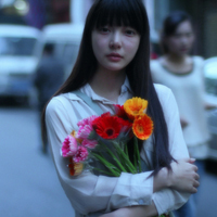 采蘑菇的小姑娘:意境森系女头_WWW.TQQA.COM