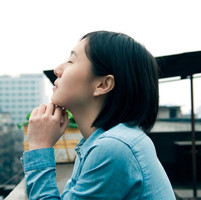 唯美优雅复古qq头像:笑看繁华世界_WWW.TQQA.COM