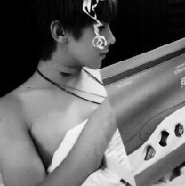 灰色帅哥头像:坚强的自己_WWW.TQQA.COM