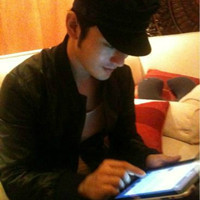 一男一女抱着小猫的QQ情侣头像:爱情就像候鸟_WWW.TQQA.COM
