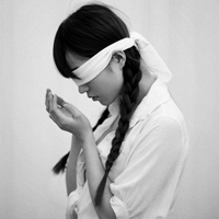 你的眼泪只是一种无奈:QQ灰色头像吧女头:爱上星_WWW.TQQA.COM