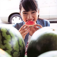 女生吃西瓜头像:吃西瓜的意境唯美女生头像:20_WWW.TQQA.COM