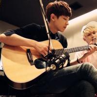 弹吉他的韩国男生头像图片_WWW.TQQA.COM