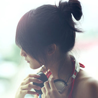 让想念的歌不在唱:带着耳机听着歌的唯美头像_WWW.TQQA.COM