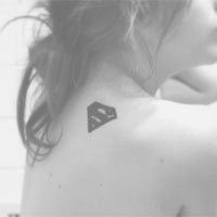 灰色头像女生侧面:爱情是致命的毒药_WWW.TQQA.COM