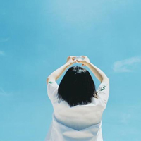 天蓝色背景唯美意境头像:回忆过去爱你的心跳_WWW.TQQA.COM