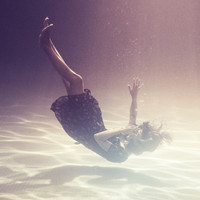 女生在水里的头像:时光带不走想念_WWW.TQQA.COM