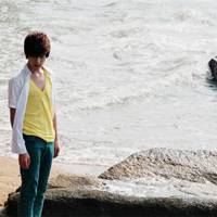 海边唯美男生头像:勾起的回忆_WWW.TQQA.COM