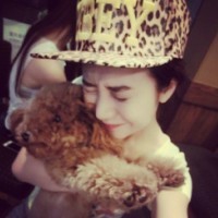 QQ可爱女生头像不带字:爱把空气结成冰_WWW.TQQA.COM