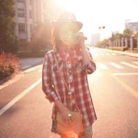 我不能哭:眼镜忍的好辛苦:唯美逆光QQ头像女生_WWW.TQQA.COM