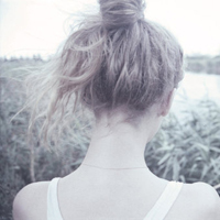 陪你把幸福装满:唯美女生背影长发头像:一个人不_WWW.TQQA.COM