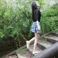 绿色意境女生头像:喜欢夏天闻雨的味道_WWW.TQQA.COM