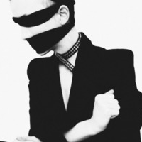 QQ头像男生帅气拽灰色:明明就是陌生人_WWW.TQQA.COM