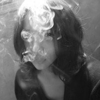 我只能在KTV说爱:伤感颓废黑白女生qq头像_WWW.TQQA.COM
