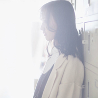时尚可爱女生qq头像:很久没听见你声音_WWW.TQQA.COM