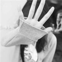 颓废灰色带字女生头像:梦碎了一地_WWW.TQQA.COM