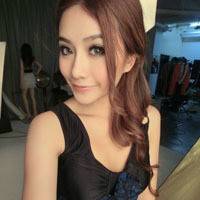 唯美中分长发女生头像:中分菇凉最美_WWW.TQQA.COM