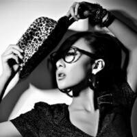 QQ头像女生带字灰色:自作多情的以为_WWW.TQQA.COM
