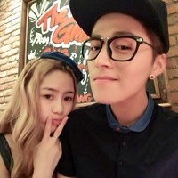 2个人抱一起的头像:情侣幸福很简单_WWW.TQQA.COM