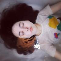 QQ非主流头像女生吸着烟感受寂寞_WWW.TQQA.COM