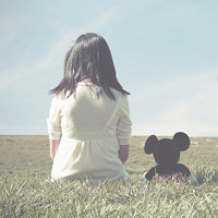 陪你度过四季永不分离:对着阳光的唯美高清大头_WWW.TQQA.COM