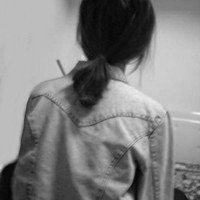低着头的灰色长发女生头像:伴我左右_WWW.TQQA.COM