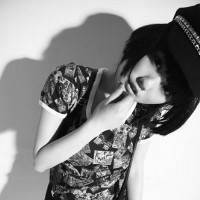 拿枪指着自己的头像:黑色属于一个人的感伤_WWW.TQQA.COM