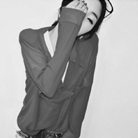 我只能在KTV说爱:伤感颓废黑白女生qq头像_WWW.TQQA.COM