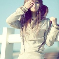 白色背景唯美女生头像_WWW.TQQA.COM