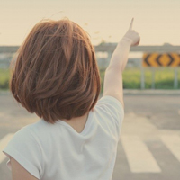 消失在人海的爱:森系背影头像女生:喜欢蓝色的百_WWW.TQQA.COM