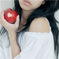 自信心爆棚:唯美红色气质女头像_WWW.TQQA.COM
