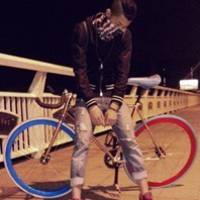 远景QQ头像情侣一男一女两张:幻彩的世界有你有_WWW.TQQA.COM