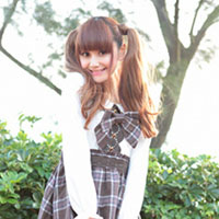 阳光下微笑的女生头像:生活要乐观_WWW.TQQA.COM