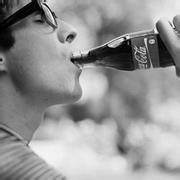 欧美头像男生喝酒_WWW.TQQA.COM