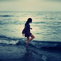 海边背影唯美女生QQ头像:海天连一线_WWW.TQQA.COM
