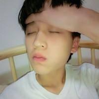 遮脸带字一男一女情侣头像2张:爱你不受伤_WWW.TQQA.COM