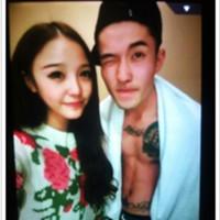 好看的双人温馨情侣头像:牵你右手:相偎相依_WWW.TQQA.COM