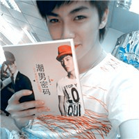 抱着吉他的情侣头像:平凡容易被感动_WWW.TQQA.COM