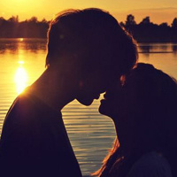 情侣接吻头像:情侣专用:一左一右分开_WWW.TQQA.COM